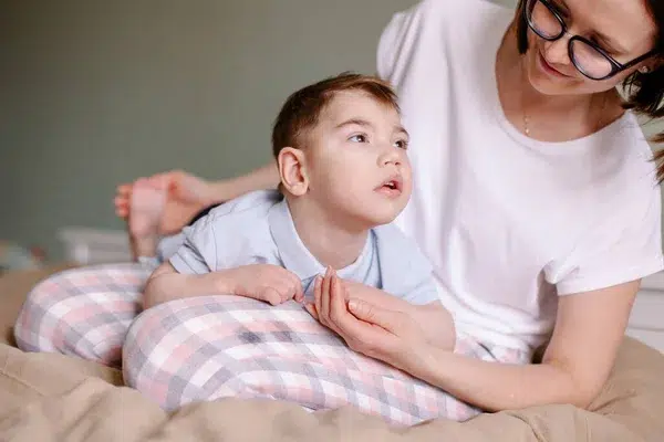 Main d'une mère et de son enfant souffrant d'épilepsie